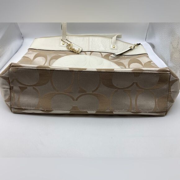 Coach Laura F 18835 Fabric Signature C Patent Leather Trim Large Tote - Picture 6 of 6